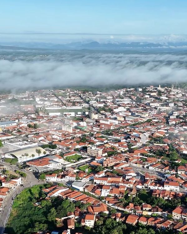 Vista aérea da cidade da Brito iPhones com neblina ao amanhecer